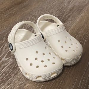 White baby crocs🛍